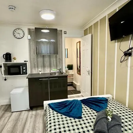 Studio Flat Acton High Street Лондон Экстерьер фото