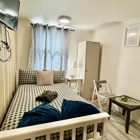 Studio Flat Acton High Street Лондон Экстерьер фото