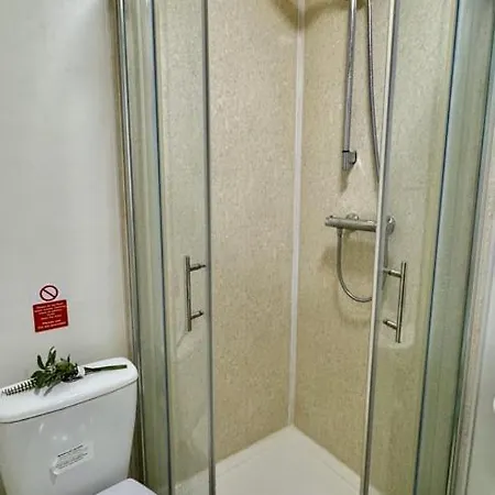Studio Flat Acton High Street Лондон Экстерьер фото