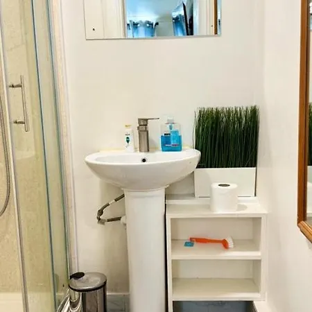 Studio Flat Acton High Street Лондон Экстерьер фото