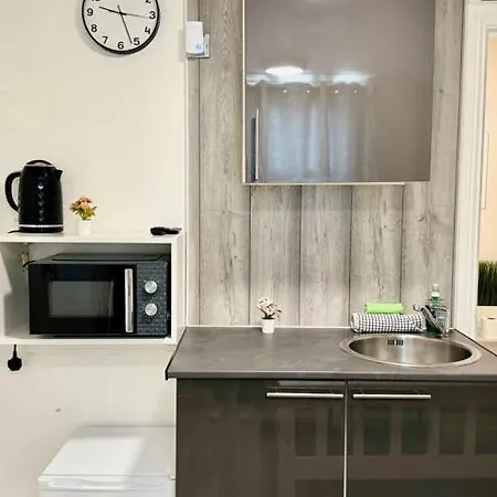 Studio Flat Acton High Street Лондон Экстерьер фото