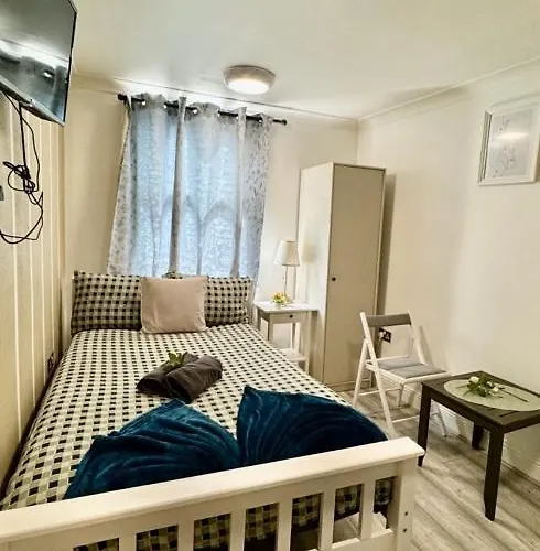 Studio Flat Acton High Street